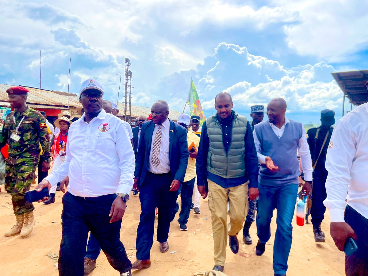 KMSmedianetwork's tweet photo. #KMSUpdates: Great appreciation to Hon. @FrankTumwebazek for delivering a powerful message to the people of Ankole, #commisioning MK Office,  SACCO, Resturant, Bulungi bwansi, recieving a chair/book from elders and flaging off #MK Movement activities in the region. https://t.co/z6eBk7JKjU