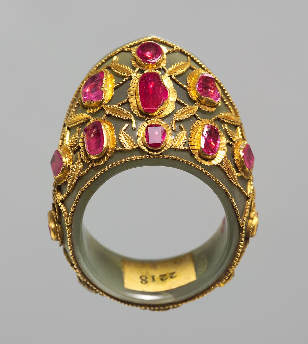 A bow ring from Istanbul, 2nd half of the 16th century Nephrite, gold, rubies. (Kunsthistorisches Museum Wien)