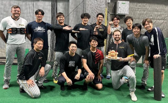 reo_naniwa's tweet photo. #阪神 球団 #Instagram を更新
#岩貞祐太 #加治屋蓮 等投手陣が29日 31歳 誕生日を迎えた #ブルワー を祝う写真を公開
【今日が31歳の誕生日の #Brewer 選手!練習前のブルペンで投手陣がお祝いしました】とし #ColtenBrewer がケーキを持ち投手陣が取り囲む写真と ケーキを持ち笑顔の写真を紹介 https://t.co/KhtBnFjh0s