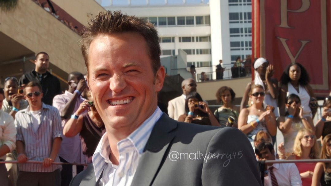 non avrei mai pensato di trovarmi a scrivere queste parole. non oggi. il mio cuore è distrutto. non ho nemmeno le parole e probabilmente mai le avrò. è da anni che friends mi tiene compagnia praticamente ogni giorno, non so come farò a guardarlo ora. ciao matthew💔