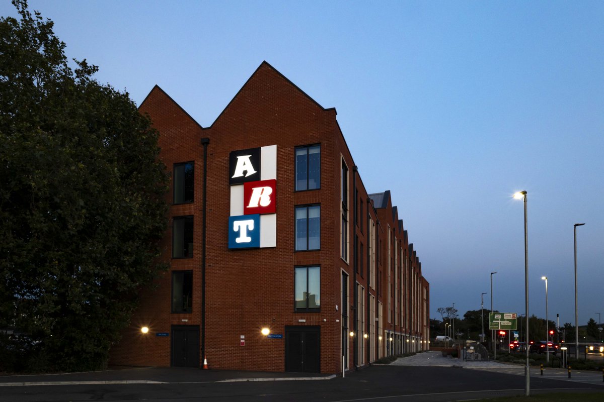 As the autumn evenings grow darker, the illuminated artwork at No.1 Station Approach in Hereford inspires students, residents and commuters, calling attention to the building's identity and purpose. @StrongerHerefo1 @HerefordArtsCol Read more: ow.ly/lOAC50Q03Xt