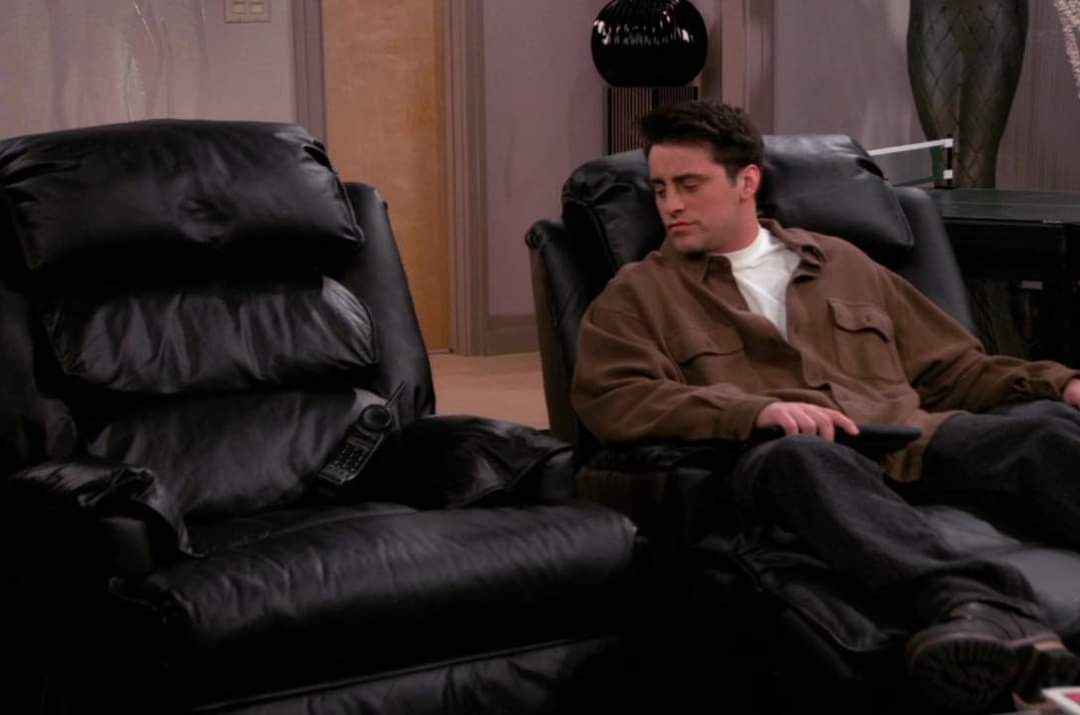Cazza2178's tweet photo. The whole world has lost a 'Friend' sleep well @MatthewPerry Thanks for making me proper belly laugh whilst struggling with your own mental heath🥺 takes a strong special person to be able to do that! 💖 you will be missed 💖 https://t.co/6xWEWycBEX
