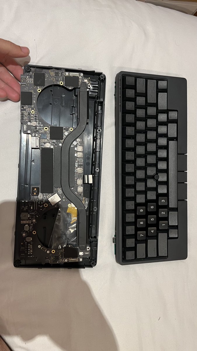 GOROman's tweet image. MacBook Proのメインボードが #HHKBStudio の中身にシンデレラフィットwww