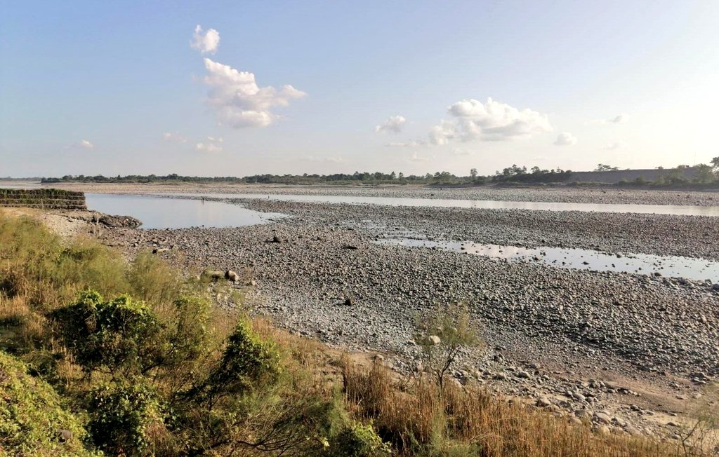 RITURAJ_BHUYAN_'s tweet image. শুকাল সোৱণশিৰি। বন্ধ হ&apos;ল মাজুলী-লখিমপুৰ ফেৰী সেৱা, নৈৰ মাজত চলিছে মটৰ চাইকেল।
উল্লেখ্য যে, শুকুৰবাৰে নামনি সোৱণশিৰিত নিৰ্মিত বৃহৎ নদীবান্ধৰ কাৰ্যক্ষম হৈ থকা একমাত্ৰ ডাইভাৰ্ছন টানেলৰ সন্মুখ ভূমিস্খলনৰ ফলত বন্ধ হৈ পৰাত মাত্ৰ ২ ঘণ্টাতে শুকাই যায় সোৱণশিৰি নদী।