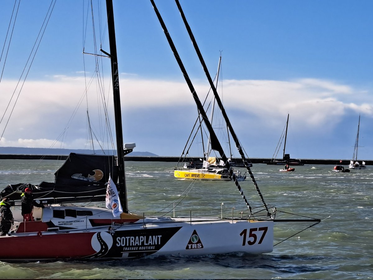 LauFaur's tweet image. Rayon de soleil à 2h du départ perturbé de la #Transat Jacques Vabre en raison des conditions @meteo. Le public est au rdv pour admirer le ballet de #Class40 qui prendront un 1er départ ce jour pour #Lorient avec les #OceanFifty