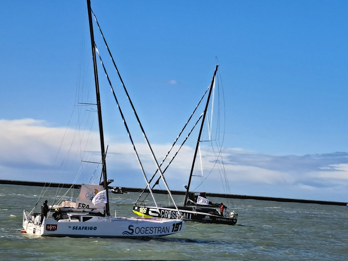 LauFaur's tweet image. Rayon de soleil à 2h du départ perturbé de la #Transat Jacques Vabre en raison des conditions @meteo. Le public est au rdv pour admirer le ballet de #Class40 qui prendront un 1er départ ce jour pour #Lorient avec les #OceanFifty
