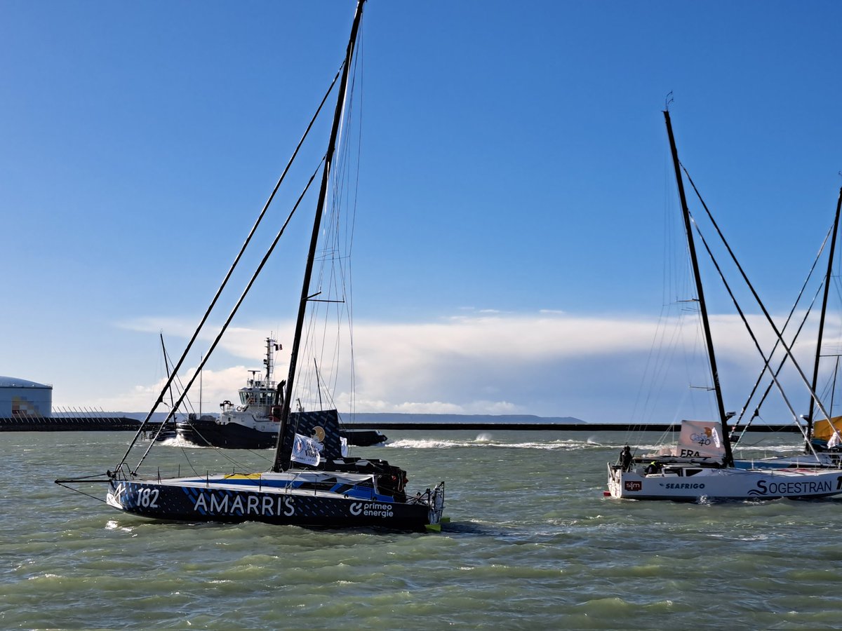 LauFaur's tweet image. Rayon de soleil à 2h du départ perturbé de la #Transat Jacques Vabre en raison des conditions @meteo. Le public est au rdv pour admirer le ballet de #Class40 qui prendront un 1er départ ce jour pour #Lorient avec les #OceanFifty