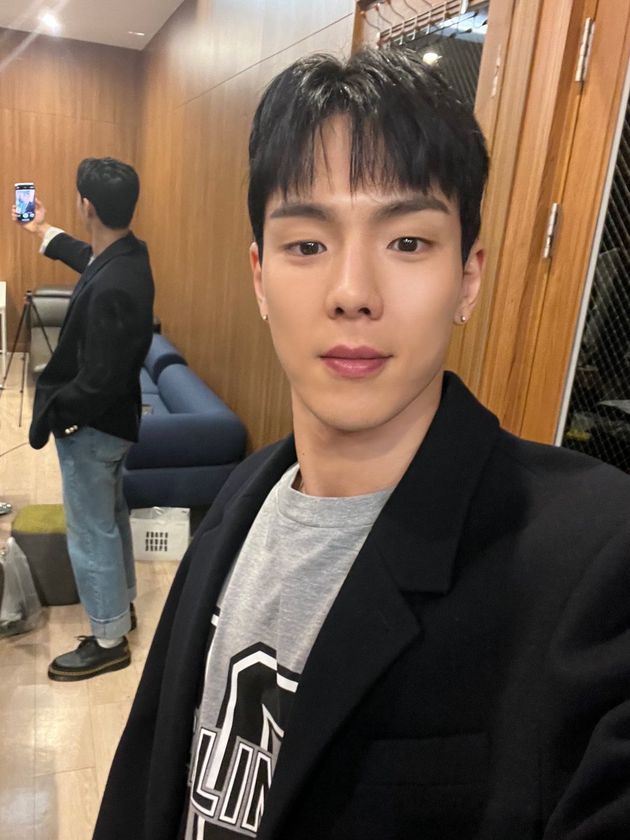 OfficialMONSTAX's tweet photo. 주말동안 즐거웠어요 ㅎㅎㅎ
남은주말도 잘보내고 또올게요! #셔누 https://t.co/Z4Mq36DWPs