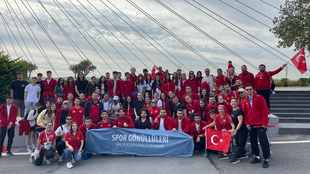 sporgonulluler's tweet photo. Kaptanımız Eda Erdem @edaerdem14 ve gönüllülerimiz 🫶🇹🇷

#cumhuriyetkadınlarıkoşusu https://t.co/rtDdNg5kOG
