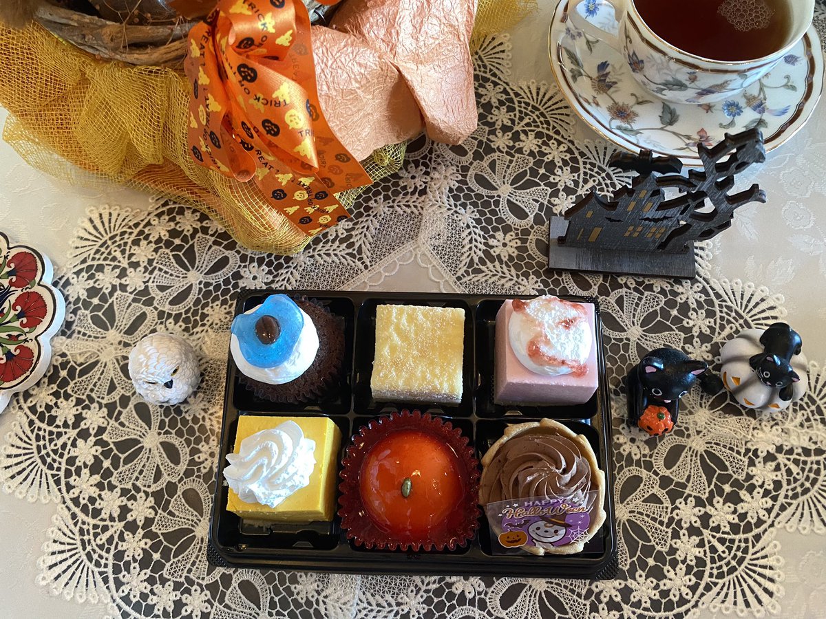世間はハロウィン月間ラスト土日🎃で賑わってるけど私は今月もう十分仮装させてもらったので大人しくお仕事😅✍️
アシさん達とオヤツに小さなハロ茶会😌🫖
もうすぐ来日する🇫🇷の友達にプレゼントする本も同時進行💪
皆さん、素敵なハロウィンナイトを楽しんでね😙✨👻🎃