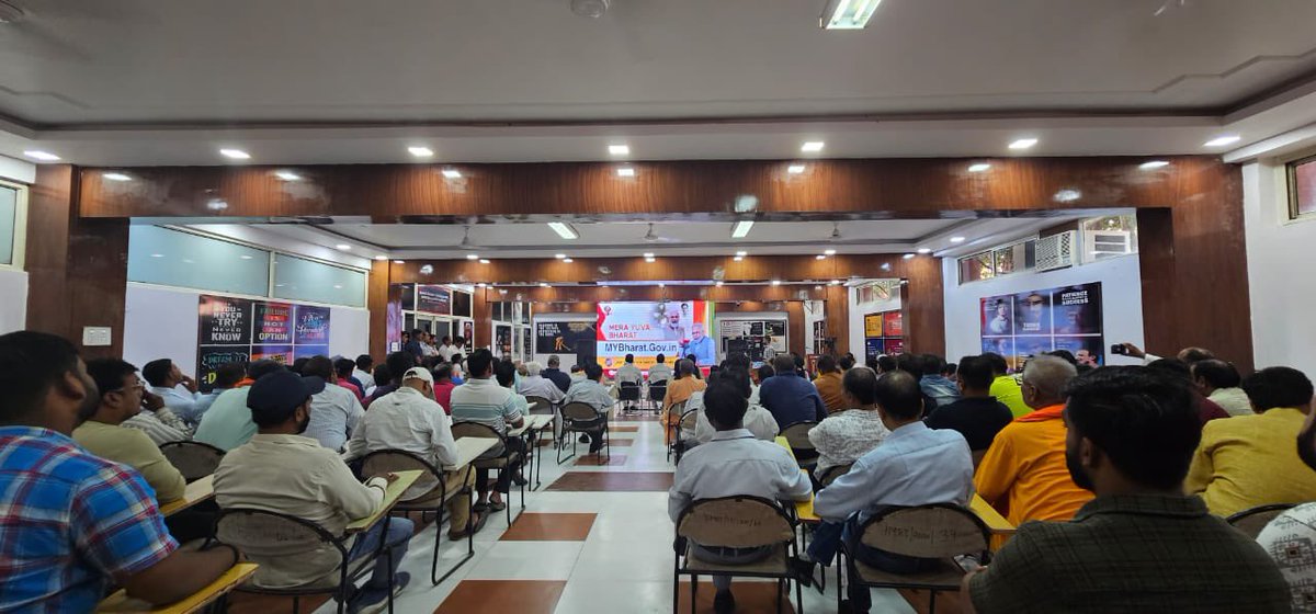 प्रधानमंत्री श्री @narendramodi के 'मन की बात' कार्यक्रम को प्रदेश महामंत्री (संगठन) श्री @idharampalsingh ने लखनऊ में मध्य विधानसभा के मध्य मंडल-1 में बूथ संख्या- 335 IMRT बिजनेस स्कूल पर पार्टी कार्यकर्ताओं के साथ सुना। 

#MannKiBaat