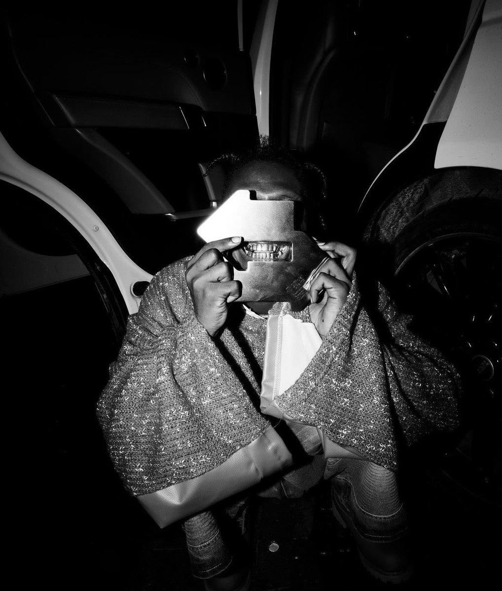 Seyi Vibez received his UK #1 album plaque for his contribution as a guest featured artiste on Burna Boy’s ‘I Told Them 👏🏾 🩷