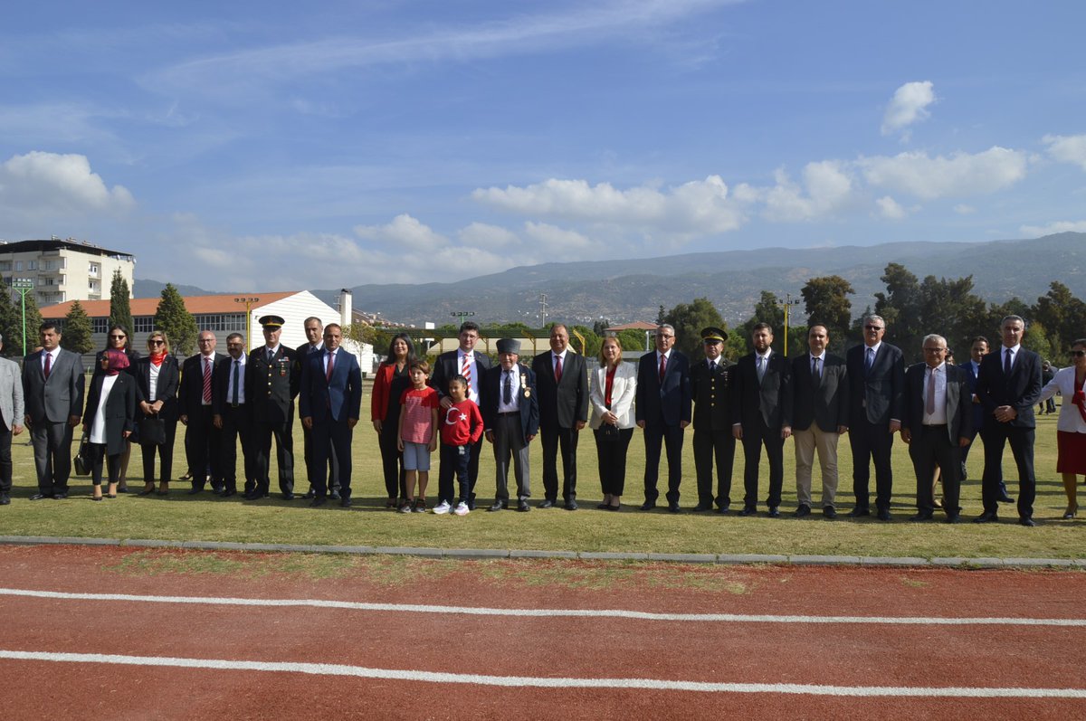 BelediyeCine's tweet photo. Başkanımız Enver Salih Dinçer CHP Çine İlçe Başkanı Tayfun Şahin, CHP Çine Kadın Kolları Başkanı Arzu Yavuz Kocabay ve CHP Çine İlçe Başkanı Mehmet Çavdar'la birlikte 29 Ekim Cumhuriyet Bayramı ve  Cumhuriyetin 100'üncü yılı dolayısıyla düzenlenen kutlama programına katıldı. https://t.co/yP83dR6ZTF