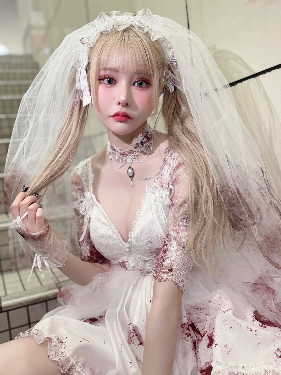 larmemagazine's tweet photo. 昨日のハロウィンイベントにお越しいただいた皆様ありがとうございました🎃❤️かなのちゃんは儚い花嫁ゾンビで登場👰‍♀️🧟‍♀️🦋

純白の花嫁ドレスに血しぶきのアレンジ🩸
https://t.co/WZfwBXItms

Happy Halloween 🎃👻🍬 https://t.co/EiwcxGIXx1