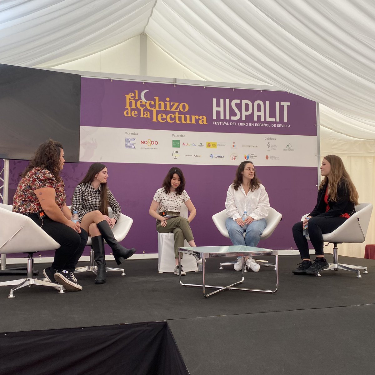 AReaderCon's tweet photo. Comienza la charla de “Dramedia romántica” con @Cherrychic_, @RaisaMartin_, @andrealetitbe y @NanaLiteraria, moderando @MariaHF_13 https://t.co/59UFdYlzyN