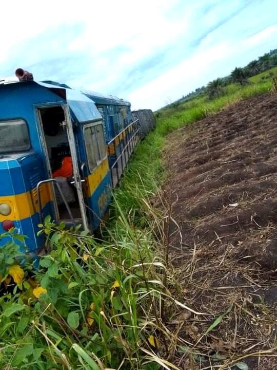 #Déraillement d'un train de la #SNCC en section #KALENDA VERS #MWENEDITU. L'état de la voie laisse à désirer. <a href="/7sur7_cd/">7SUR7.CD</a> <a href="/abelamundala/">Abel Augustin Amundala</a> <a href="/alainmwamba/">Alain St Pierre Mwamba</a> <a href="/chauffeur243/">CHAUFFEUR Tout-Kin</a> <a href="/rtncofficielle1/">RTNC.CD</a> <a href="/KaholeLysse/">Lysse Mukalay Kahole Kabange</a> <a href="/LMukalay/">Lysse Mukalay Kahole</a>