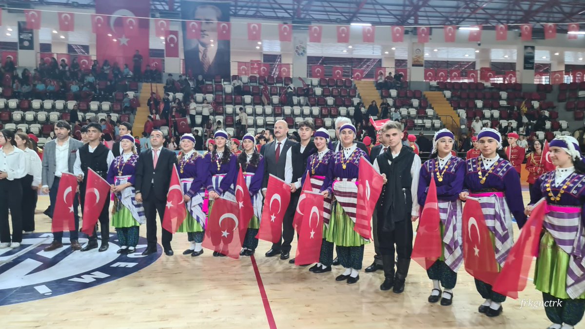 _ferhat_ozturk's tweet photo. 🇹🇷Cumhuriyet Bayramının 💯. Yılı, Güngören Spor Kompleksinde, okullarımızın hazırlamış oldukları birbirinden güzel gösterilerle kutlandı.
Emek veren tüm meslektaşlarımıza, öğrencilerimize teşekkür ediyorum. https://t.co/MQ7KiFEn6R