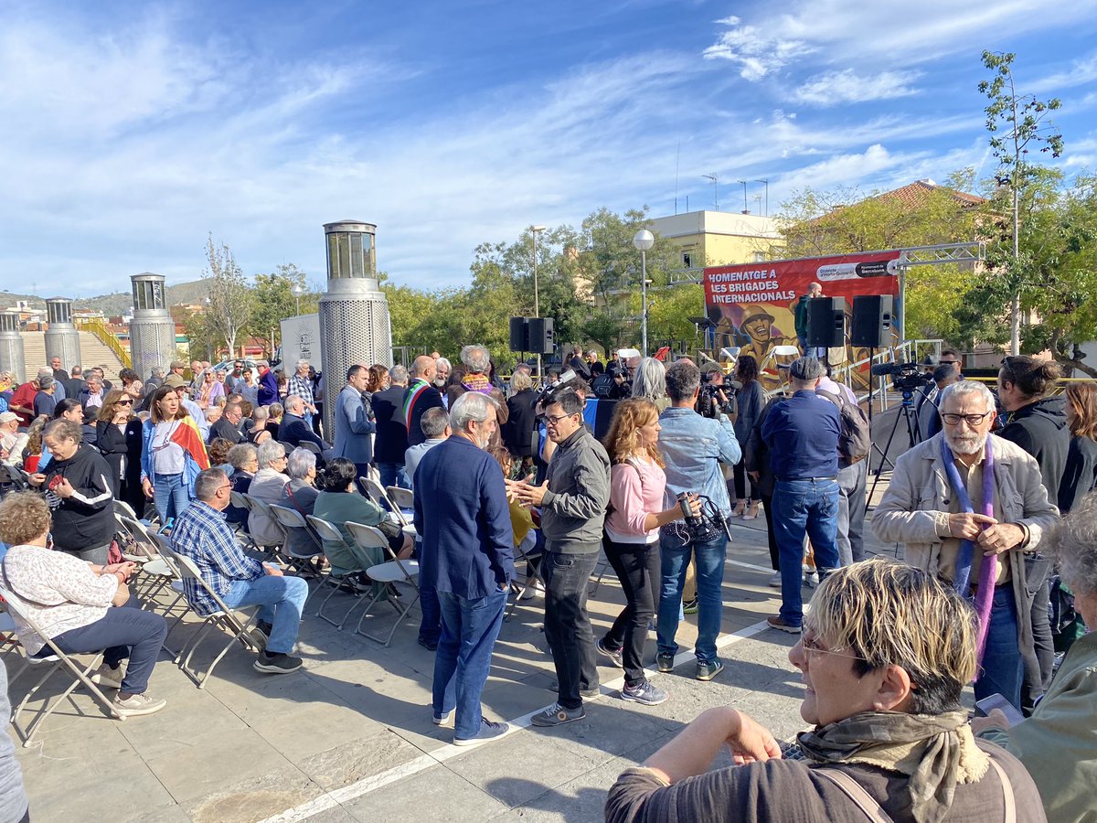 Ein Fest anlässlich des Jahrestages der Verabschiedung der Interbrigadisten, wir stehen hier in Barcelona im Gedenken an das Bataillon 12. Februar und allen die in Spanien gefen die Faschisten kämpften #NoPasaran