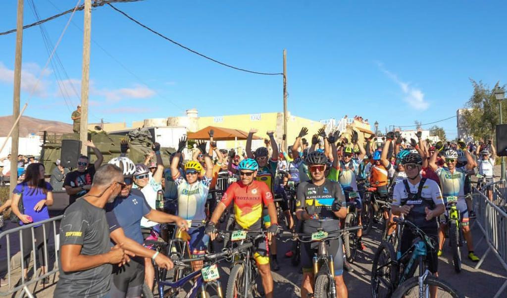 MCANA_ET's tweet photo. 📣¡Arranca la segunda jornada en la Modalidad de Ruta de #FudeNaS 2023 desde #Antigua!📣 Un ambiente festivo 🎉espectacular entre todos los fudener@s, la organización #BRICANXVI y el público. ¡Ánimo y un último esfuerzo para los últimos 87 km!🚴🏽‍♂️ https://t.co/uxwzoyN1sp