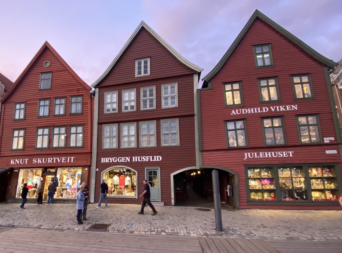 Bergen è la seconda città più grande della Norvegia dopo la capitale Oslo.

La vita ruota intorno al quartiere di Bryggen, inserito dall’UNESCO tra i siti Patrimonio dell’Umanità. 🔝 

#travelphotography #travel #travelling #traveller #travelblogger #norway #bergen  #tourist