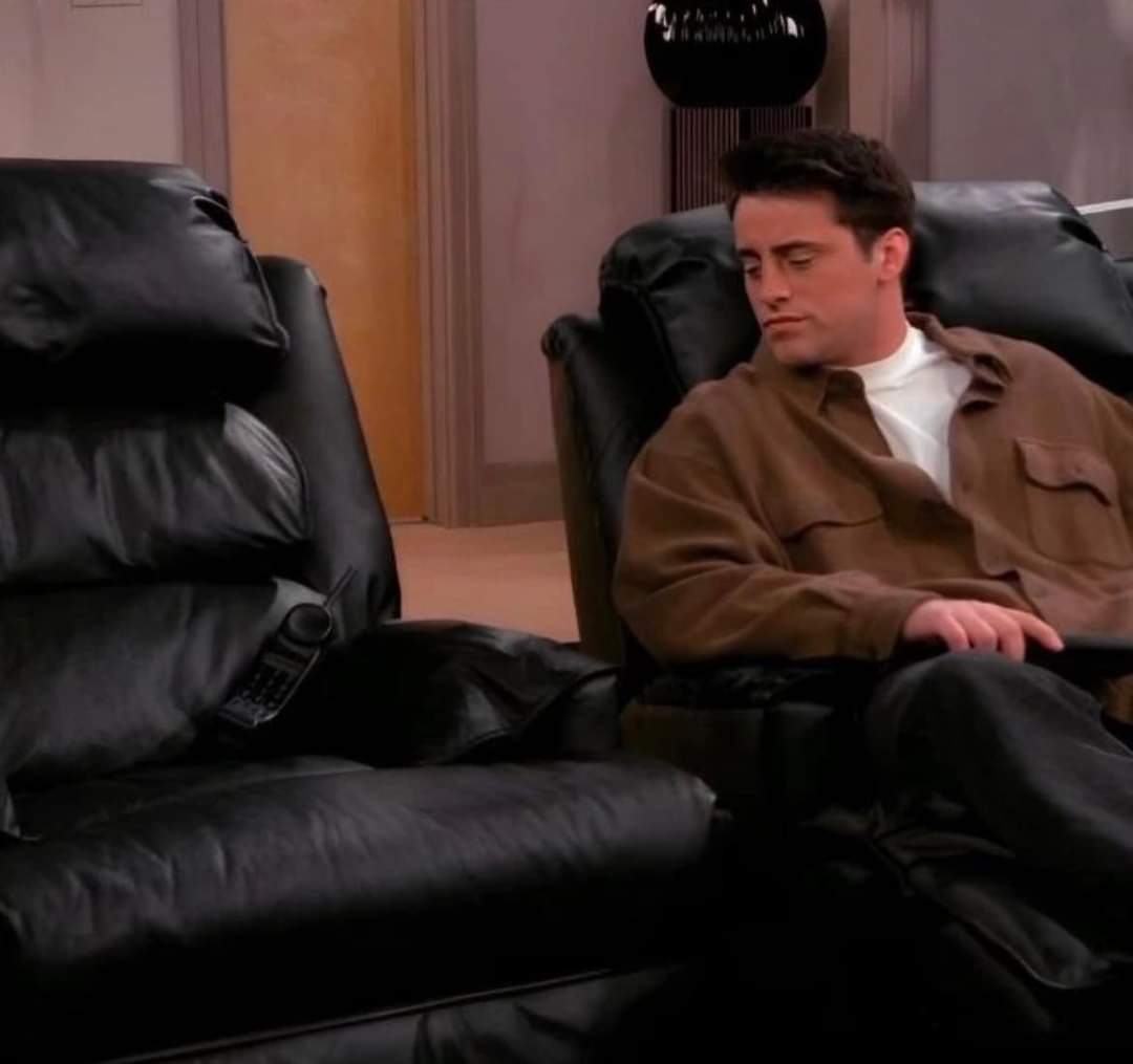 raffamimmo's tweet photo. Ho sempre pensato di essere un po' Chandler nella mia vita. Come lui amo sparare battute dalla mattina alla sera. Come lui faccio battute inopportune. Come lui uso l'ironia anche in quelle occasioni in cui sarebbe meglio non farlo. Come lui...
(continua ⬇️)   #matthewperry https://t.co/3bHZ7LWFrY