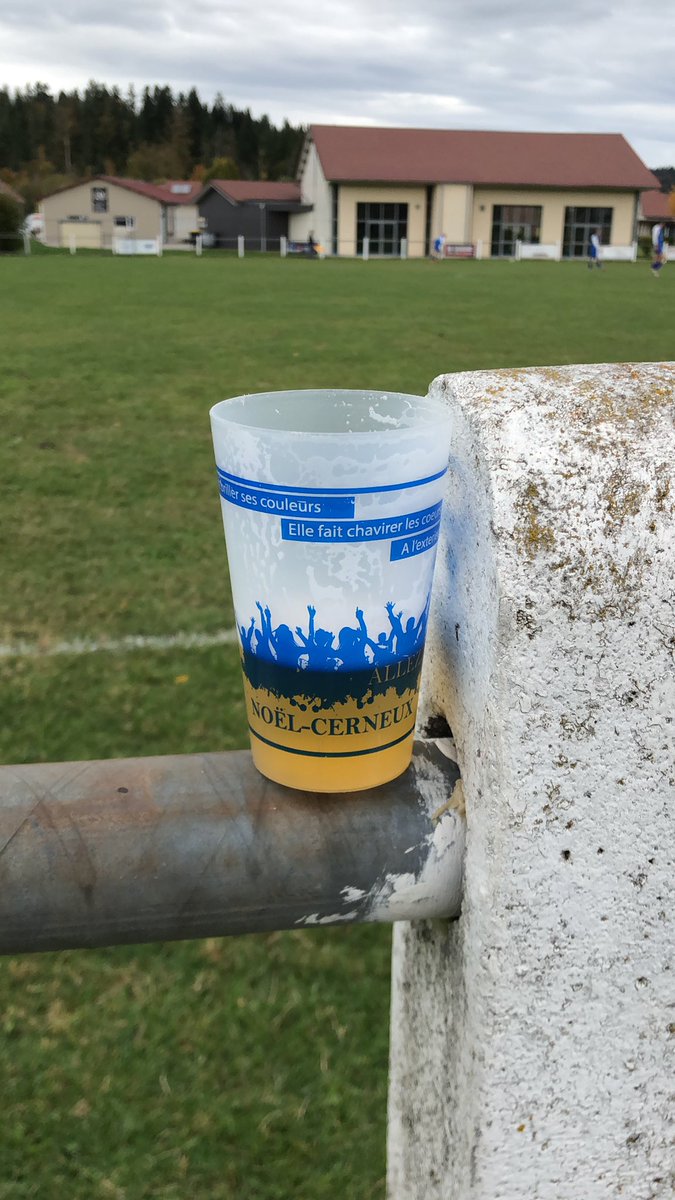 FootDesRegions's tweet photo. Vous apprécierez la devise du club hôte bien #LeFootDeNosRégions : 

Elle fait briller ses couleurs 
Elle fait chavirer les cœurs 
A l’extérieur ou bien chez eux 
Allez Noël-Cerneux https://t.co/Q1NcqPG9vZ