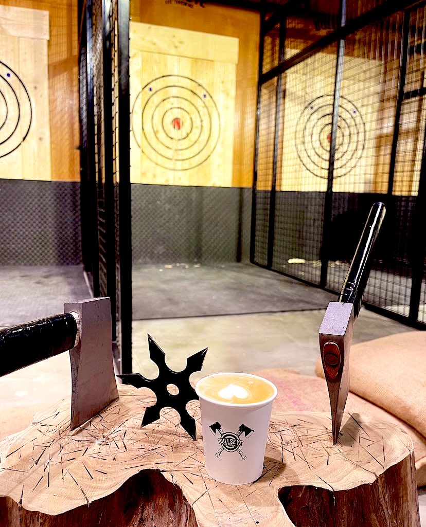 " bullseye axe “ بـ #الرياض مكان ترفيهي وكوفي☕️ فكرته رهيبة تفرغ الطاقة والسلبية و تتقهوى☕️، تقدر تجرب رمي الفأس🪓 والسكاكين🗡️ونجمة النينجا🥷، عندهم أنواع القهوة والحلى🍰، يفتح ٥ العصر إلى ١ منتصف الليل.
تقييم الزوار: 4.9 ⭐️ 

#ماب_السعودية
الموقع:
maps.app.goo.gl/pKg5bGW44zUSfH…