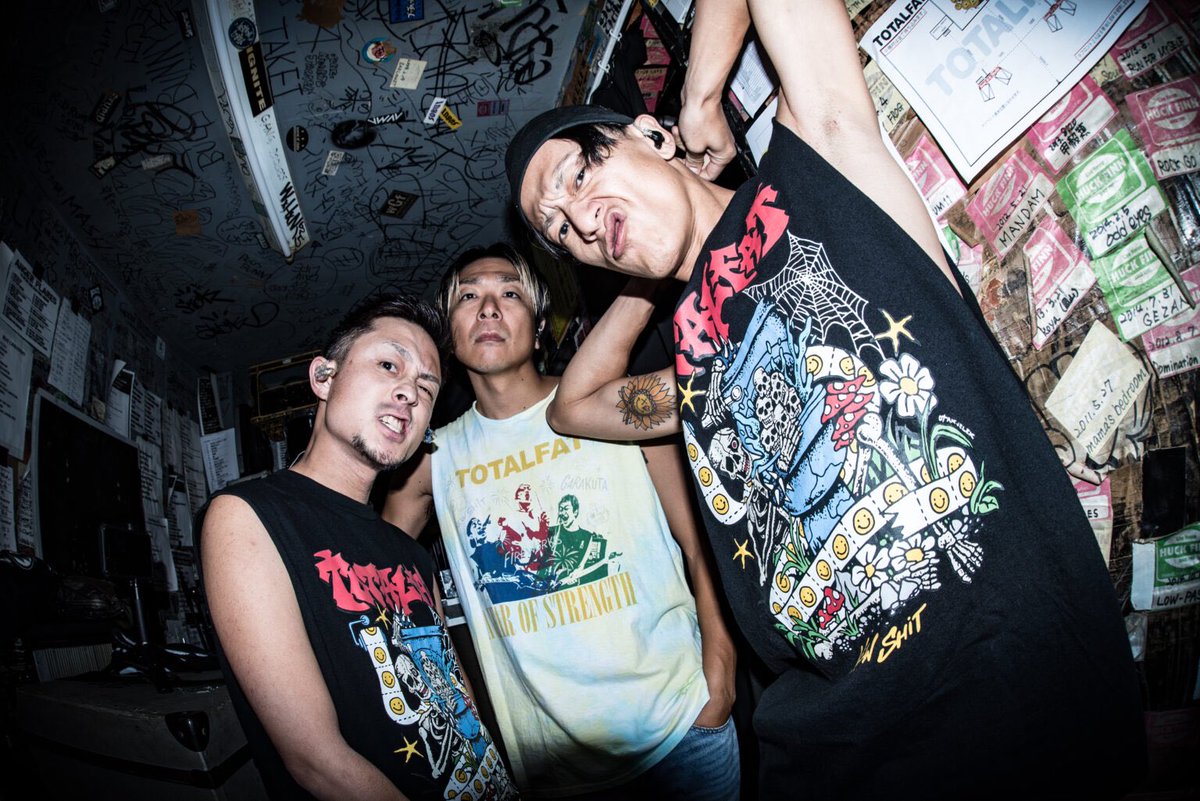 【インタビュー】独立後初のデジタルEP『A YEAR OF STRENGTH』で決定付けたTOTALFATの戦い方。結成23年、常に進化を続けるTOTALFAT流ポップの極意とは。独立から1年、TOTALFATのインタビューを公開！

#TOTALFAT
📸 <a href="/anpanman_doko/">Kota Takezawa</a> 
✍️ <a href="/JunjiShibayama/">柴山順次</a> 

▼インタビュー
2youmagazine.com/interview/tota…