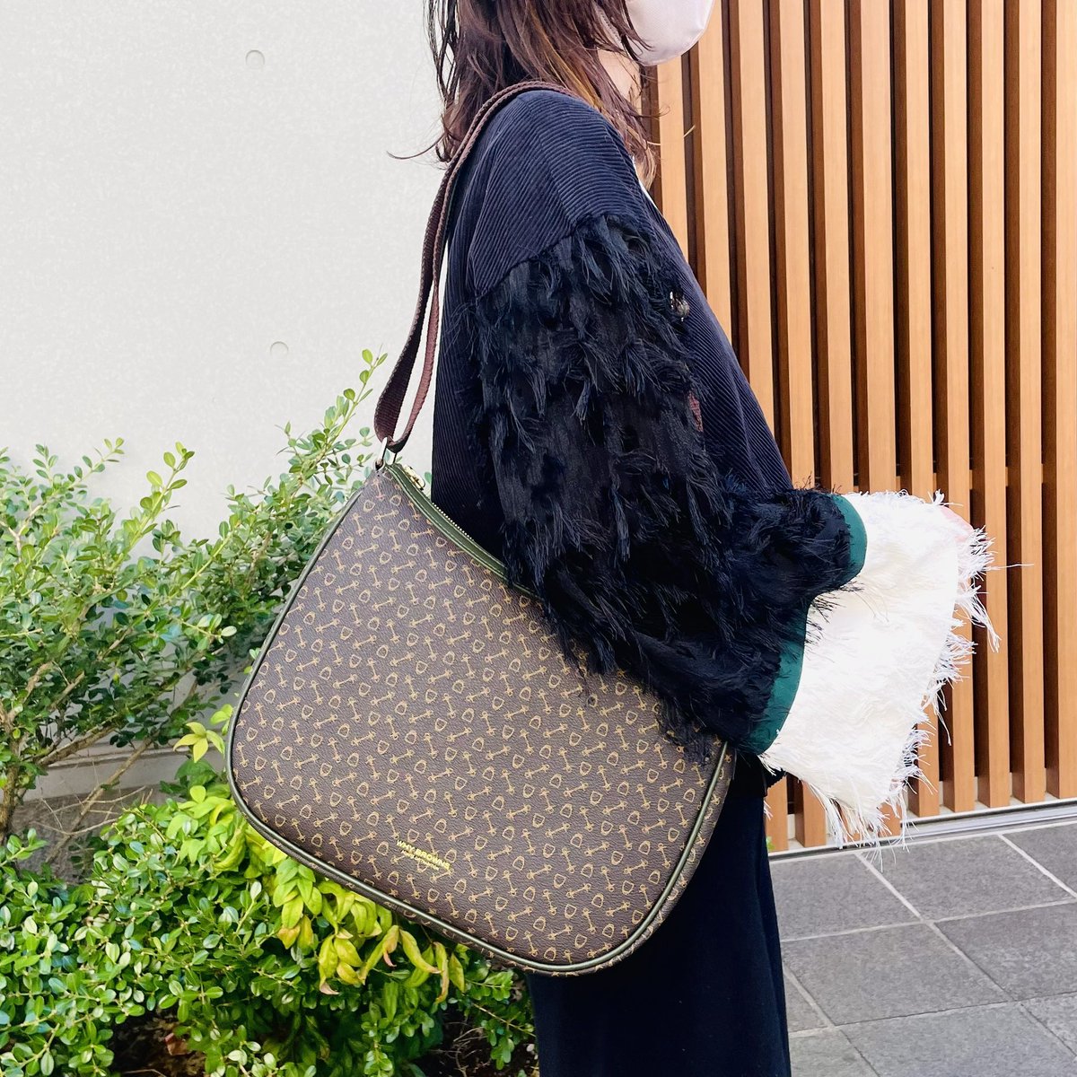Whyharness's tweet photo. 【WHY BROWNS moon shoulder bag】

トレンドの半月型バッグ。
トリミングレザーにグリーンをあわせたカラーリングは、秋コーデにもピッタリ。

ショルダーストラップは調節可能なので、クロスボディで持っても様になります。

https://t.co/kipfLuNsbc

#why #whybrowns #shoulderbag #horse #moonbag https://t.co/FQeJzTNP5e