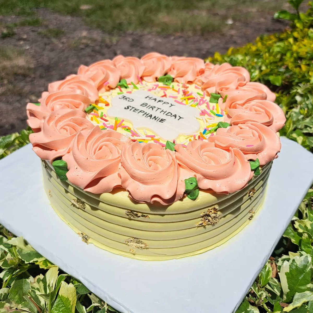 ovenlygraced's tweet photo. In a world full of desserts, choose cake 🌍🍰
A beautiful cake 🥳 for a beautiful girl on a beautiful Sunday 😍😍
Bubblegum Cake 😋
#bubblegumcake #CakeWisdom #cakes #cupcakes #cakejars #baker #baking #bakery #cakelove #sweettooth #sweettreats #yummy #creamy #dessert https://t.co/JZwlw4p3I9