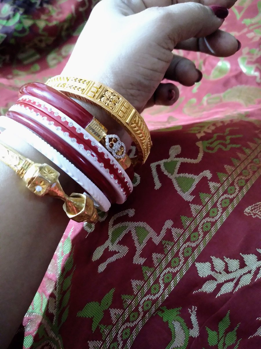 I rarely wear these bangles but when I wear them, they look divine. Red & white my favorite combo ❤️
Shankha pola #Pujovibes