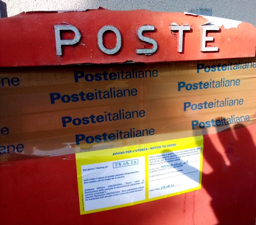 #fotografia #photo #post #poesia #lettere
CORRISPONDENZE 
L’ombra della mano sulla buca sigillata rimpiange tutte le lettere mai scritte.
[...]
Continua in lucatraini.blogspot.com/p/poesia.html 
lucatraini.blogspot.com/p/letture.html 
lucatraini.blogspot.com/2020/12/resurr… 
lucatraini.blogspot.com/2022/01/teatri… 
lucatraini.blogspot.com/p/chi-sono.html