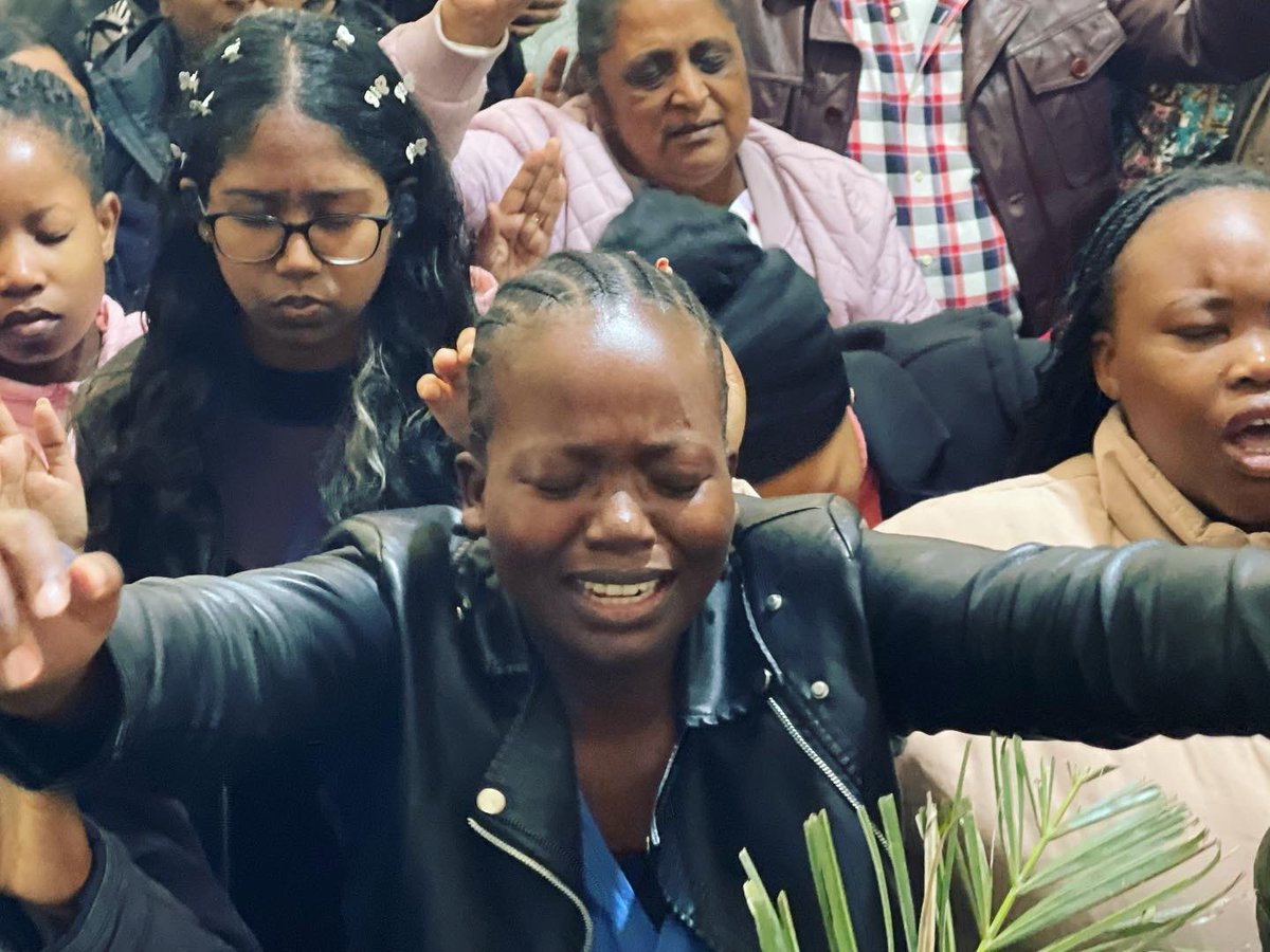 Sunday Morning in Durban, South Africa brought many blessings! Our team ministered in three different locations. Together we saw 17 baptized in Jesus name, 101 people recieved the Holy Ghost and at least 164 people receive a miracle from God! 🇿🇦🔥 #outpouringcrusades