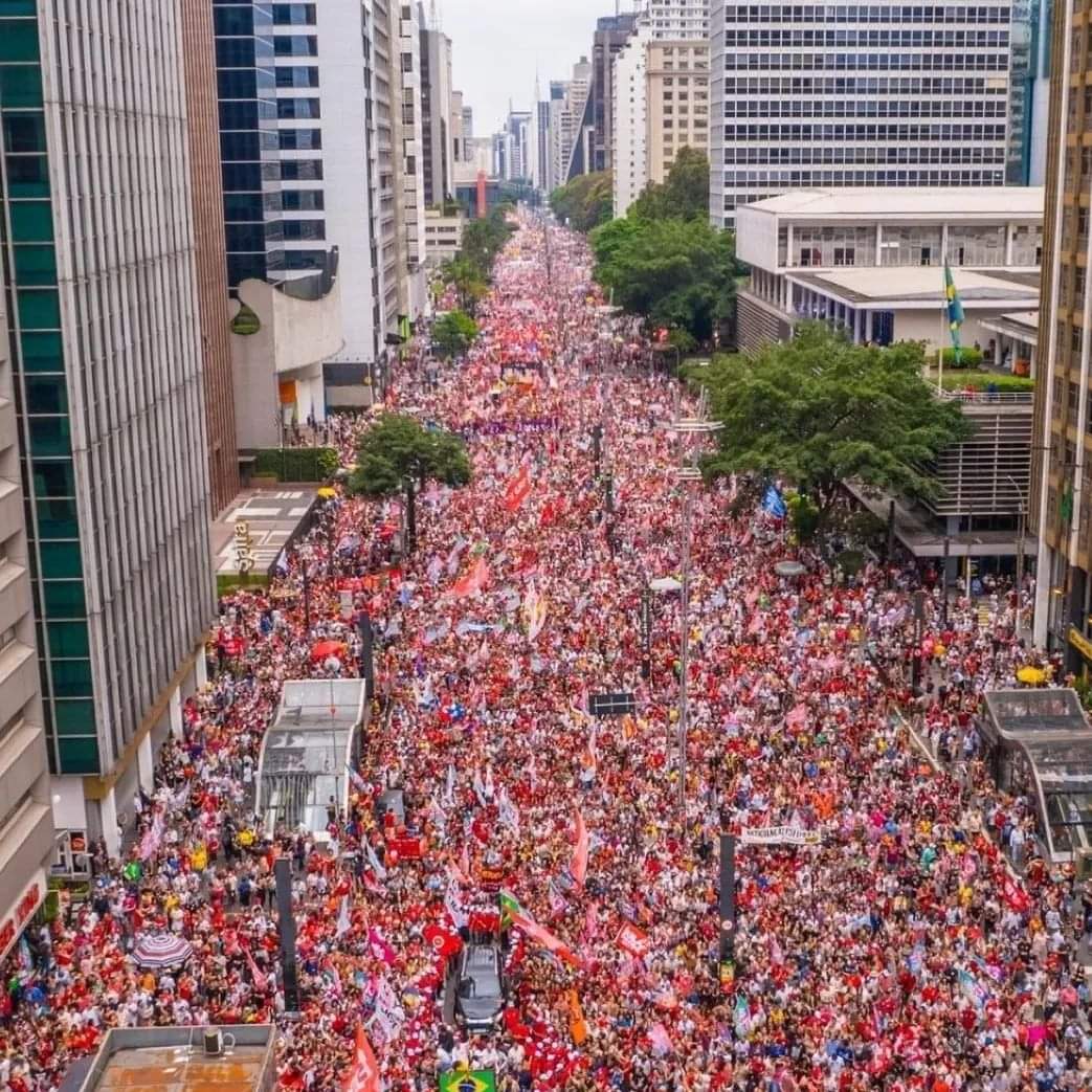 KriskaCarvalho's tweet photo. Hoje faz um ano que lotamos a Paulista uma dia antes de eleger Lula Presidente. Sofremos tanto pra chegar até ali. Valeu a pena 🌟 https://t.co/Yihk46JjQA