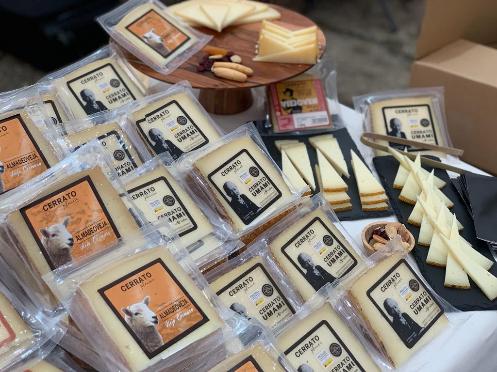 Os recordamos que durante el día de hoy estaremos en la XII Feria del Queso y el Vino de #Baltanás  🧀 🍷  

Y a las 13:00, podréis disfrutar de una degustación de nuestros quesos en nuestro stand en la plaza las Escorraladas.

¡Os esperamos! 🧀