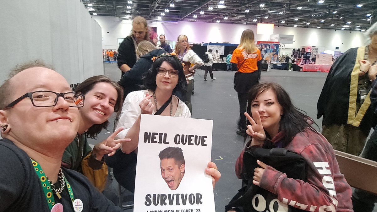 Xarvaxx's tweet photo. The first soldiers have arrived π«‘
#NeilNewbon #NeilQueueCon #MCMComicCon https://t.co/RSTxM6Ywyd