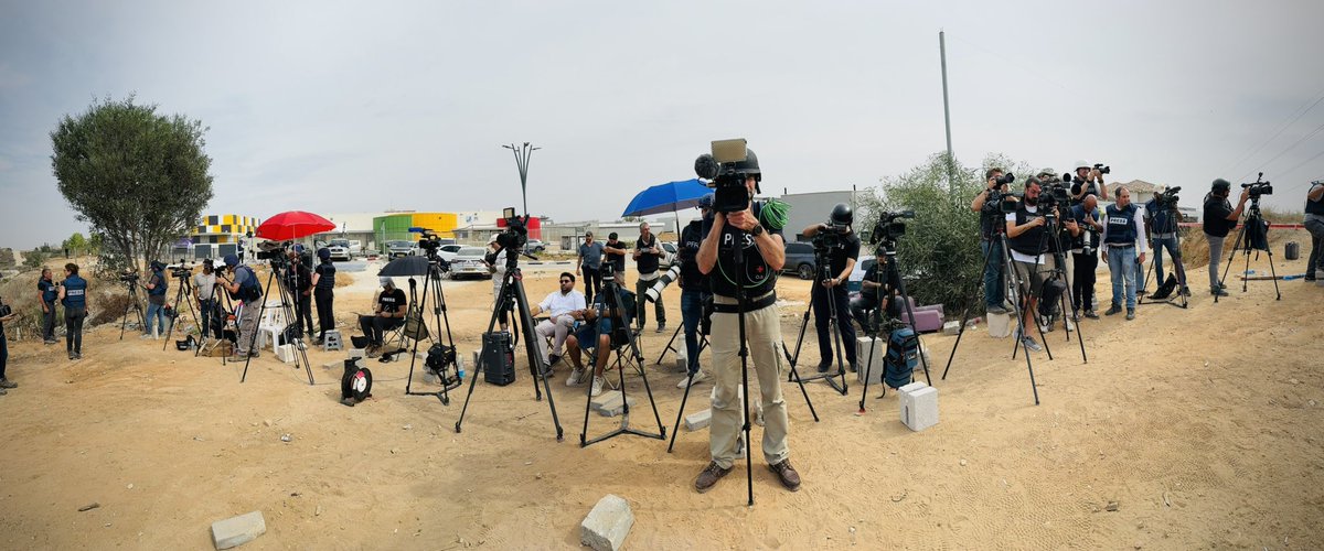 Gordian Fritz (@gordianfritz) on Twitter photo Die Objektive der Weltpresse sind auf #Gaza gerichtet. Auch wenn #Israel es so nicht sagen will, aber es ist eine Bodenoffensive. Mit all den für die Zivilsten in Gaza verbunden Risiken. #Gazastreifen #Krieg @rtl_aktuell <a href="/ntvde/">ntv Nachrichten</a> Die Objektive der Weltpresse sind auf #Gaza gerichtet. Auch wenn #Israel es so nicht sagen will, aber es ist eine Bodenoffensive. Mit all den für die Zivilsten in Gaza verbunden Risiken. #Gazastreifen #Krieg @rtl_aktuell <a href="/ntvde/">ntv Nachrichten</a>