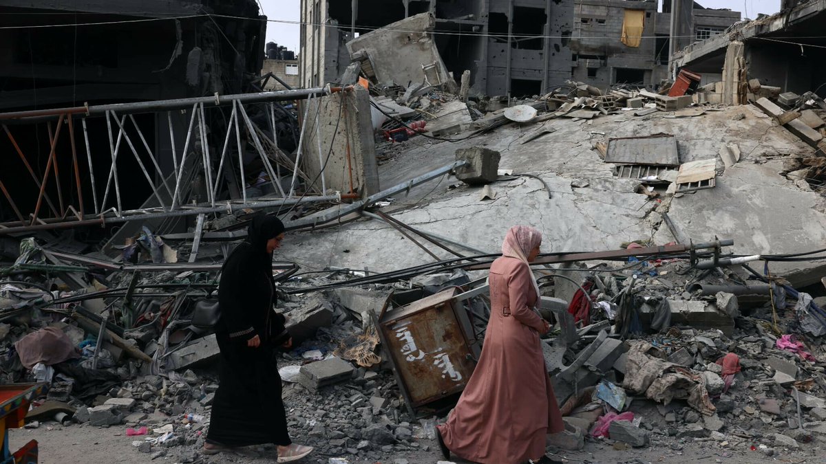 BFMTV's tweet photo. 🔴 EN DIRECT
"Les communications se rétablissent progressivement": le Consul général de France à Jérusalem affirme que la "plupart" des Français à Gaza ont pu être contactés
https://t.co/gbtAdGueDM https://t.co/bjtV1B6afe