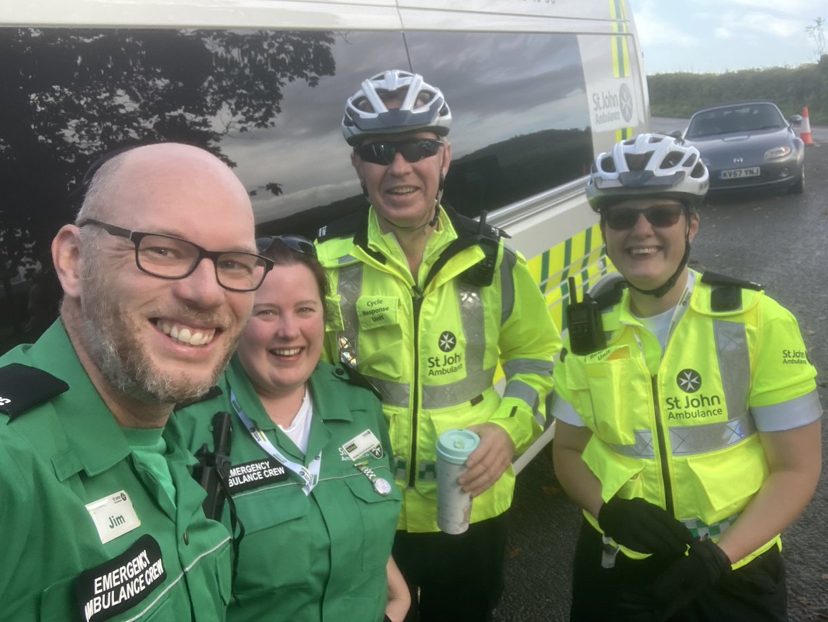 Ambulance crew and cycle responders on duty for the Stroud Half Marathon #MySJAday #volunteering #halfmarathon @stjohnambulance