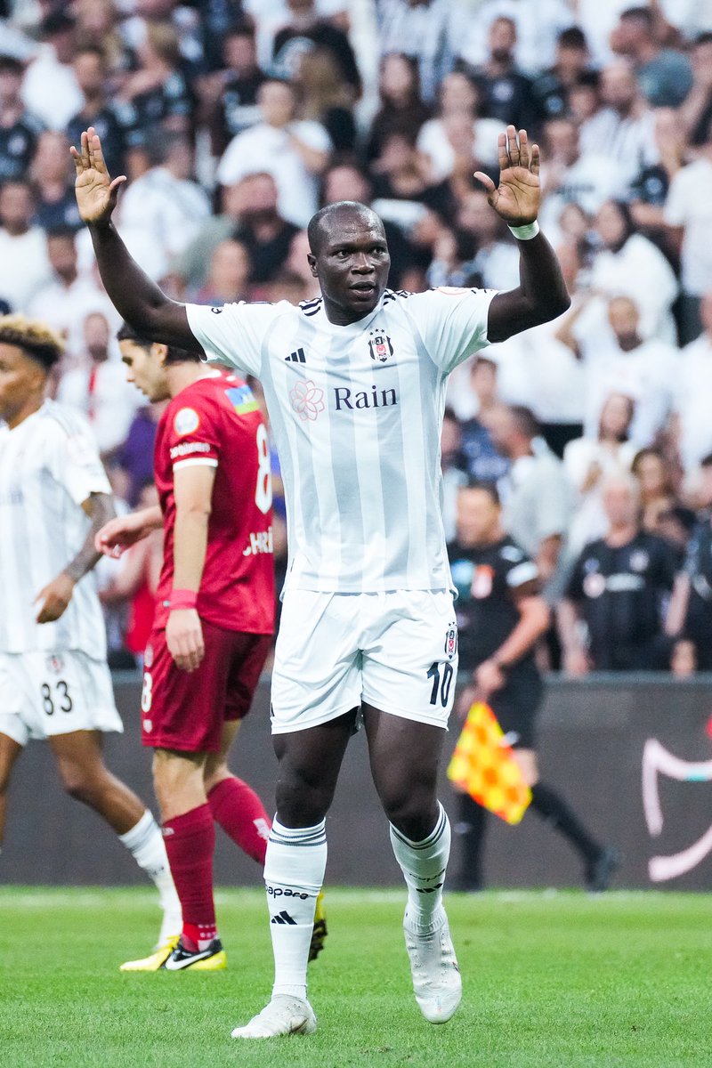 _BeFootball's tweet photo. 🚨 Besiktas annonce que Vincent Aboubakar a été hospitalisé d’urgence la nuit dernière.

Le Camerounais s’est plaint de douleurs abdominales et d’une forte fièvre après un entraînement.

(@Besiktas) https://t.co/pcaSCr31TT