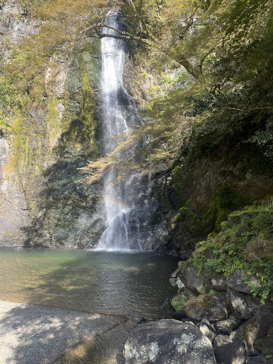 Qo2uzMs's tweet photo. 箕面の滝行ってきました！
紅葉はまだまだでしたが、気軽に行けてリフレッシュできました🍁 https://t.co/Es9eCGBu4c