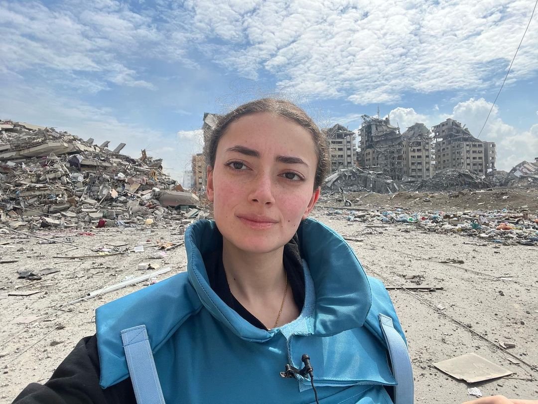 QudsNen's tweet photo. Journalist Plestia Al-Aqqad: "My beautiful hometown Gaza is becoming a ghost town, where you smell death as you walk, where you look and everything around you is bombed and destroyed, where all you can hear are the sound of bombs, airstrikes, and kids crying and screaming from fear and pain."