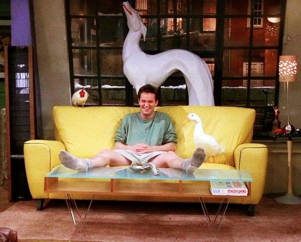 Carolfra_09's tweet photo. #ChandlerBing the one to make me laugh in my darkest days, the one to make me forget about bad things. You've been happiness, lough and so many happy tears.

For all of these, thank u #matthewperry u've been and incredible human Bing

Today is the day where we all lost a friend🖤 https://t.co/wmw2C9DJRh