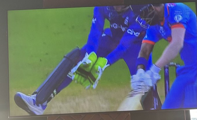 Hypercraft58's tweet photo. Insightful observation by Dinesh Karthik! "Jos Buttler keeping his legs out when KL was playing the late cut, so even if the batter misses, it doesn't go for four. MS Dhoni was the first one I saw doing this." ππ #CricketIQ #SmartKeeping #INDvsENG https://t.co/tDINug29Pa