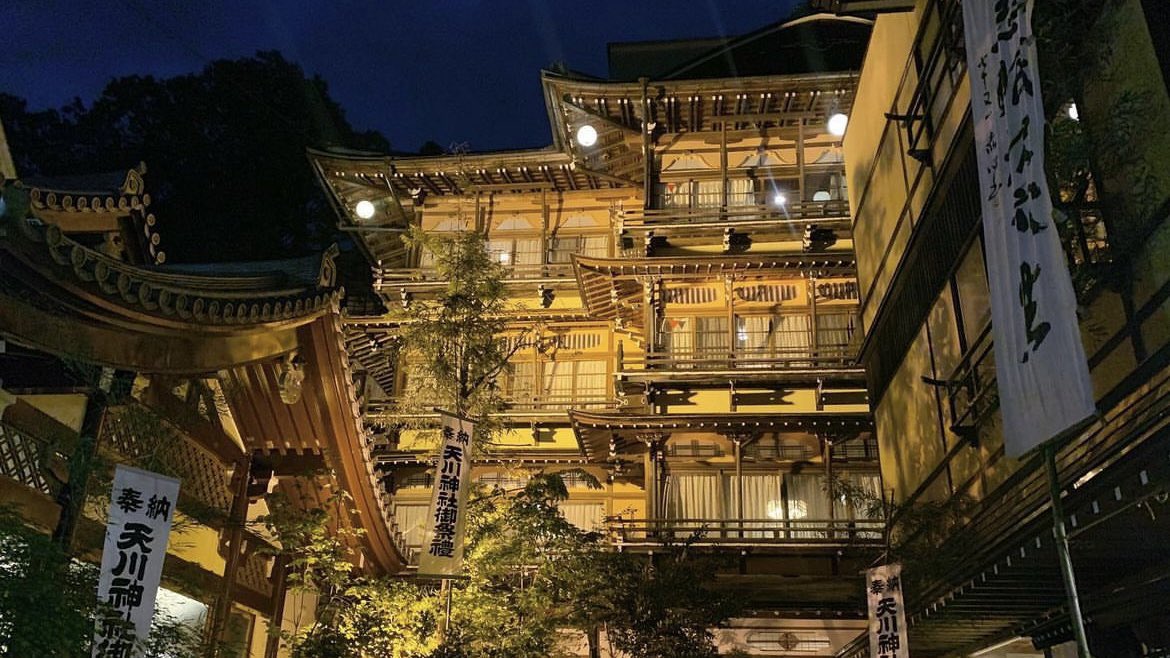 ore_ikitai's tweet photo. 何度でも言うけど、長野の『千と千尋の神隠し』のモデルと噂された温泉宿が素敵すぎる……カップルで温泉入れて、浴衣で温泉街も散策でき、このレトロ感はエモい…🥺ブクマ推奨。 https://t.co/88vYU8hFym