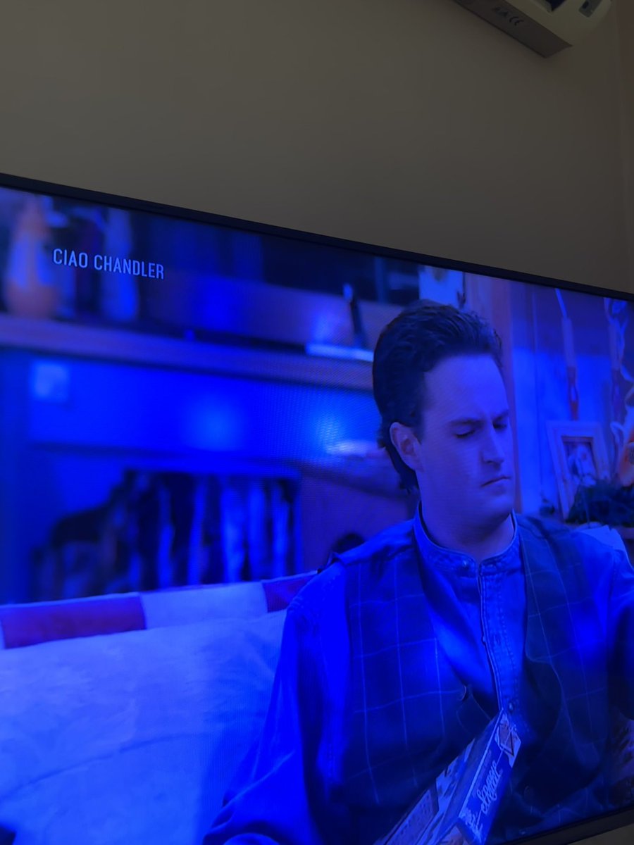 trashpleaseee's tweet photo. su italia 1 stanno trasmettendo vari episodi di Friends e in alto a sinistra hanno messo la scritta”Ciao Chandler”❤️‍🩹 https://t.co/o2y75lIZEu