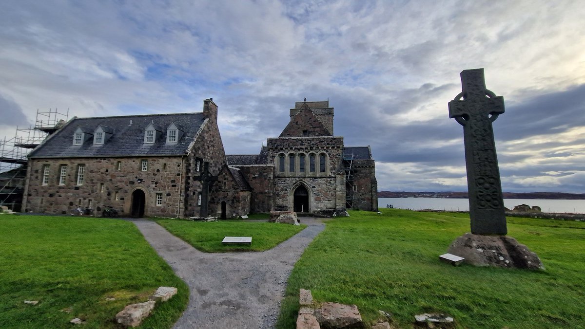 EileanIdhe's tweet image. Joining with visitors, @ionacommunity &amp;amp; fellow islanders for ecumenical worship in Iona Abbey. God is with us as we unite our prayers with those around the world, praying for peace, and an end to wars, destruction &amp;amp; conflicts #faith #thinplace #ecumenism #worshiptogether #iona