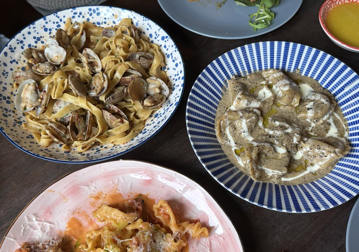 tamjaichunbkk's tweet photo. semolina 🍝✨🏡 เพิ่งได้มาและประทับใจมากอะ สั่งมา 4 อย่าง อร่อยทุกอย่างเลย 🤍 เค้าทำเส้นกับซอสออกมาได้พอดี ตัวครีมซอสไม่เลี่ยนจนเกินไป และชอบที่สั่งรสจัดจ้าด ขอเผ็ด 🌶️ แล้วได้เผ็ดจริงๆ อร่อยตัดเลี่ยนได้ดีมาก 🫶🏻 กลายเป็นร้านโปรดอีกร้านไปแล้ว แฮปปี้มักๆ https://t.co/MbEshCdu0V