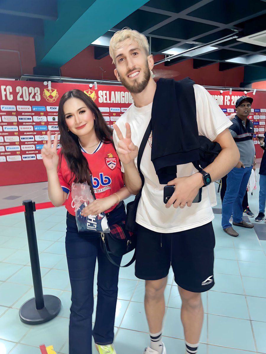nursyuhada_7's tweet image. With Giancarlo Gallifuoco😍🥰🫰🏼🤌🏻

‘KLGG ‘ for Harimau Malaya💪🏼

Thank You GG 🥰

Dah kenapa i buat Mini Love 🫰🏼 jadi sign Duit 😅
GG matsalleh paling sporting 🥰

#KualaLumpurCityFC #klcity #klcityfc #cityboys #GiancarloCallifuoco #KLGG