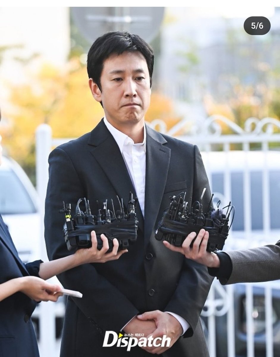 Notiziario_NC's tweet photo. Il 28 ottobre, Lee Sun Kyun ha fatto al sua prima apparizione pubblica dopo lo #scandalo. 📹

La polizia ha convocato l'attore alla stazione di Incheon per essere #interrogato dalle autorità poiché è attualmente indagato per uso illegale di droghe. 👮‍♂️

CONTINUA...👇 https://t.co/aGzVStJrp6